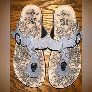 MUK LUKS Women's Braided Thong‎ T-Strap Gray Sandal US Sz 6.5